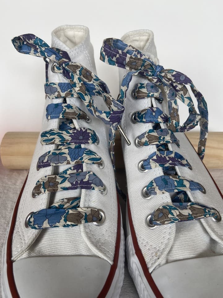 Lacets en liberty Poppy and Daisy Bleu Prune pour chaussures montantes