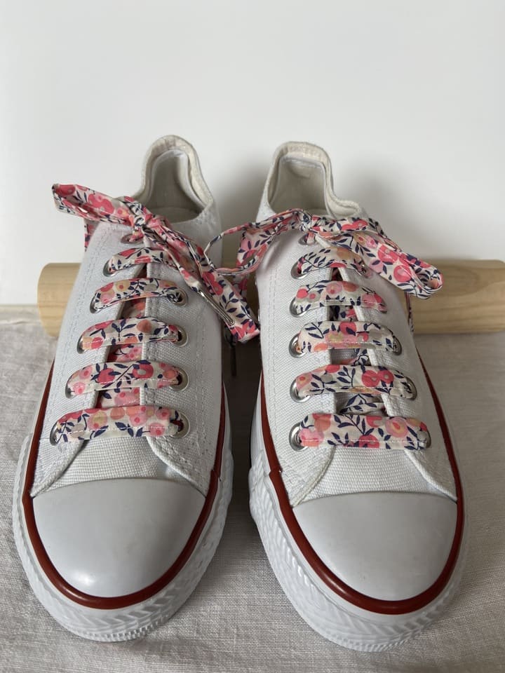 Lacets en liberty Wiltshire Pois de Senteur pour chaussures basses