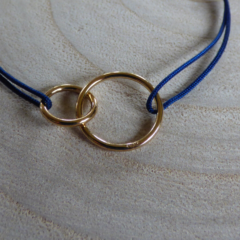 Bracelet-lien-bleu-marine-deux-anneaux-plaque-or-detail