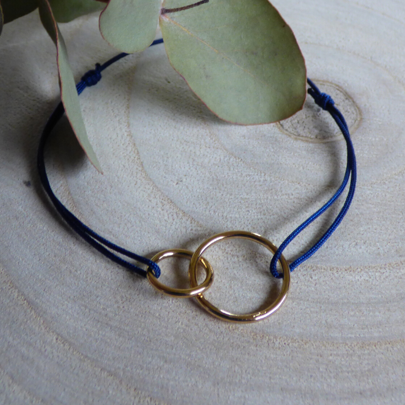 Bracelet-lien-bleu-marine-deux-anneaux-plaque-or