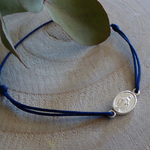 Bracelet-lien-bleu-marine-medaille-miraculeuse-argent