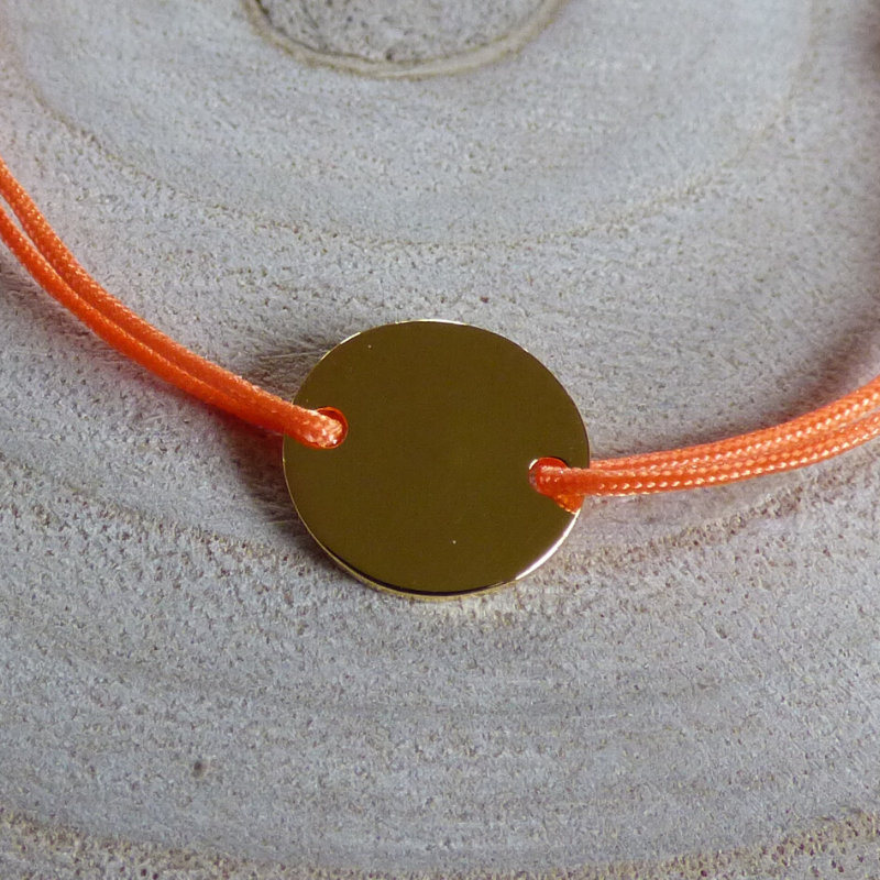 Bracelet-lien-orange-medaille-plaque-or-detail