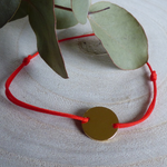 Bracelet-lien-rouge-medaille-plaque-or