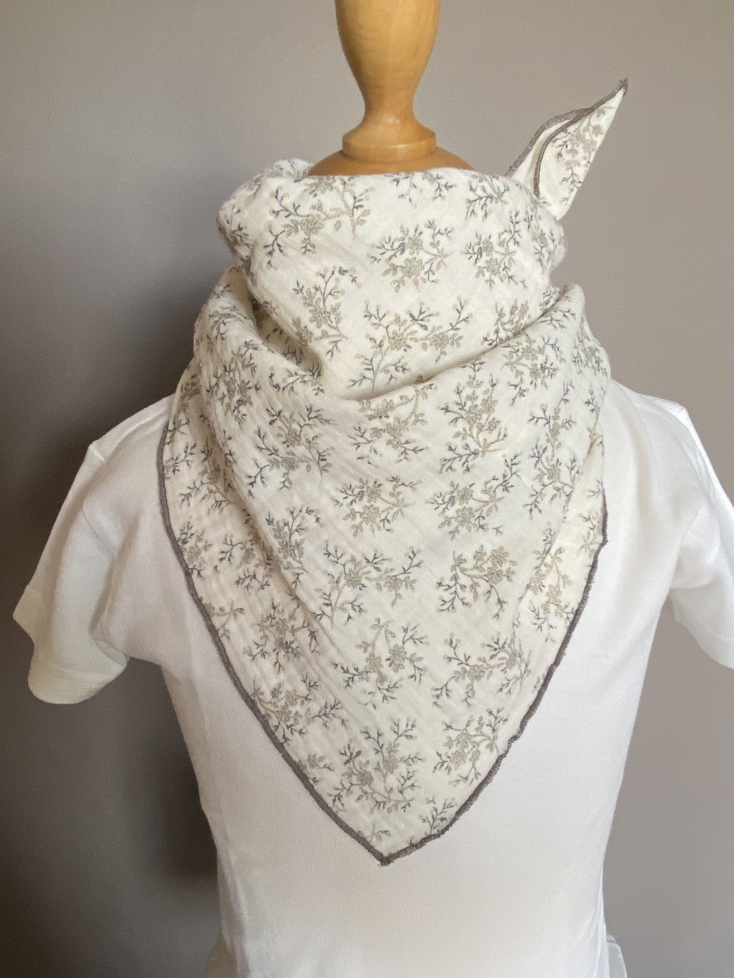 Foulard Bandana Double Gaze écrue fleurs taupe.