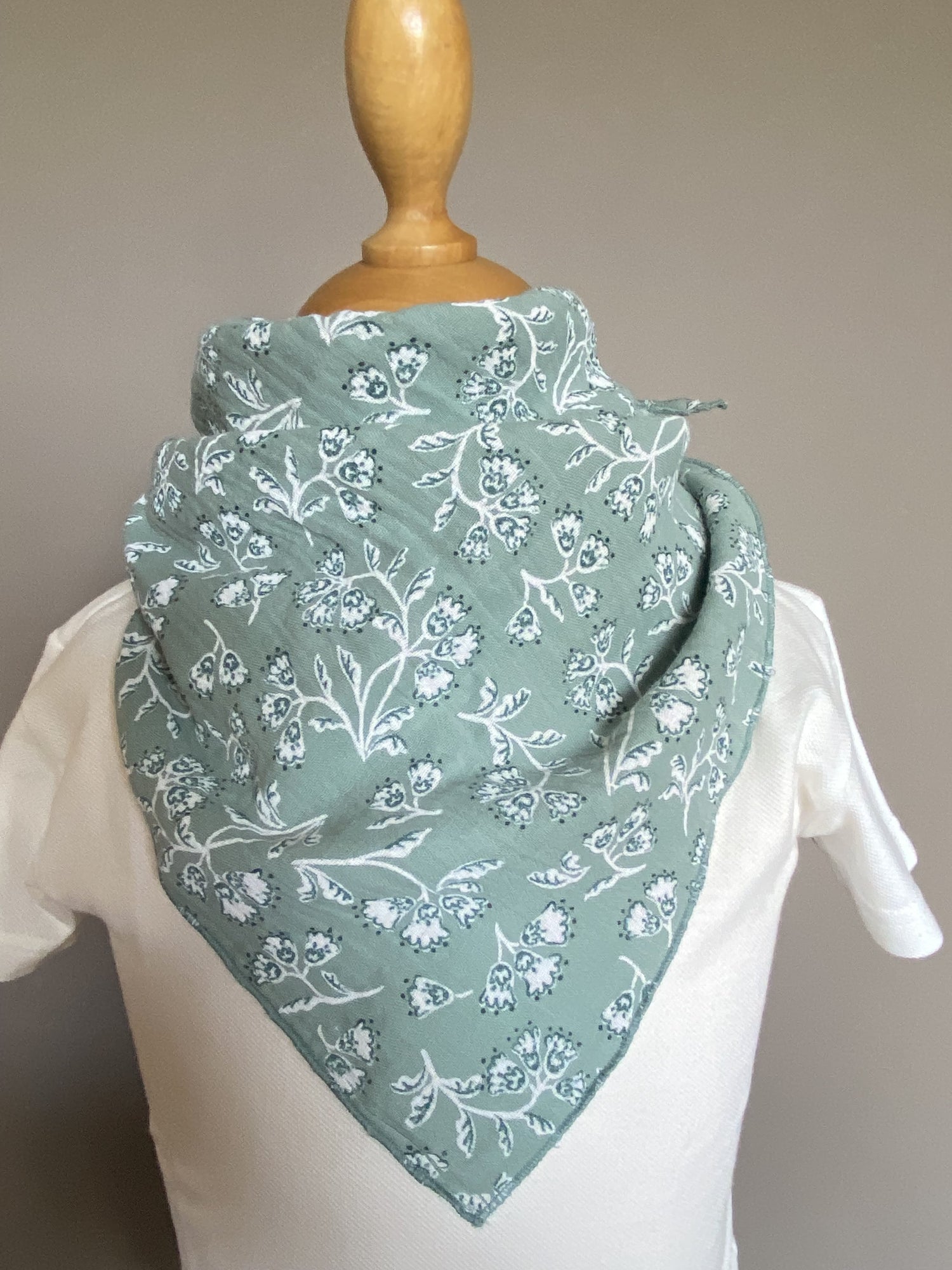 Foulard Bandana Double Gaze vert eucalyptus fleurie.