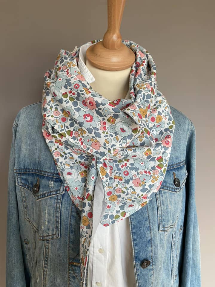 Foulard Chèche liberty Betsy Porcelaine / gris clair