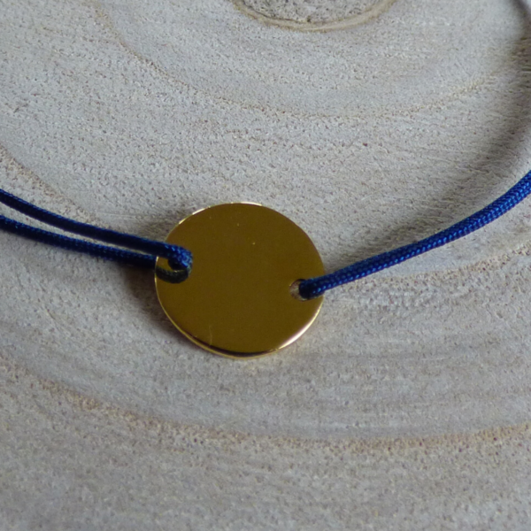 Bracelet lien bleu marine médaille plaqué or détail
