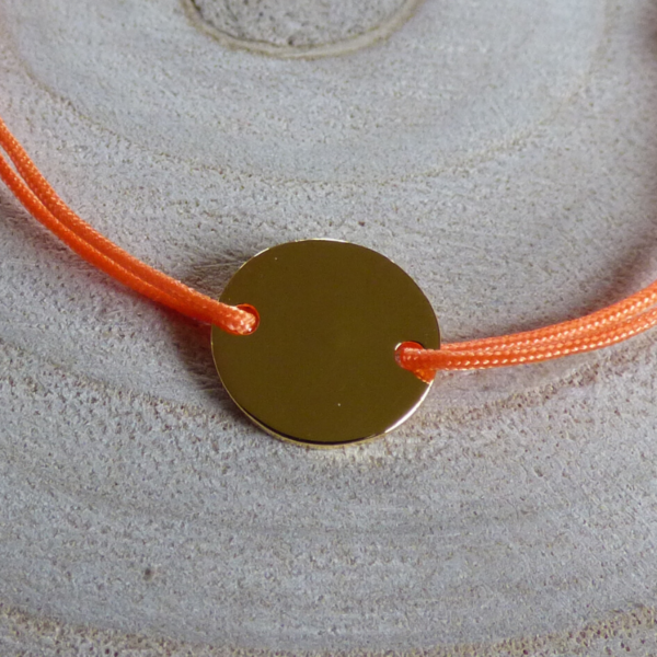Bracelet lien orange médaille plaqué or détail