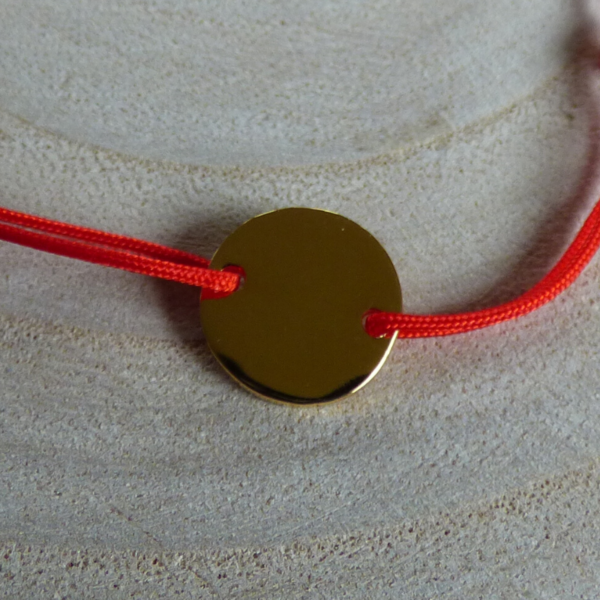 Bracelet lien rouge médaille plaqué or détail