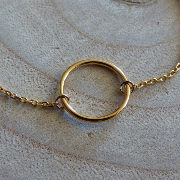 Bracelet anneau évidé moyen plaqué or détail