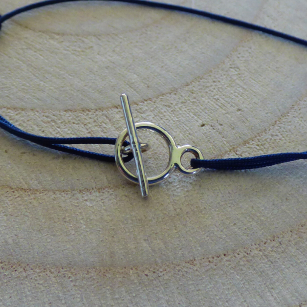 Bracelet lien bleu marine anneau barre argent détail
