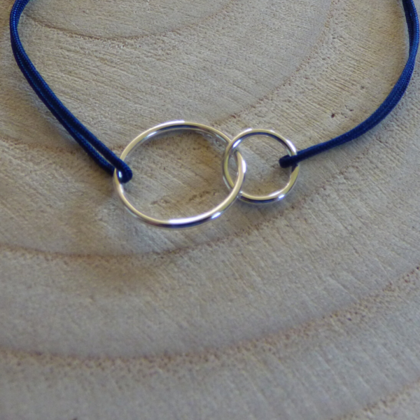 Bracelet lien bleu marine deux anneaux argent détail