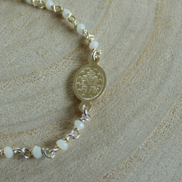 Bracelet perles blanc médaille miraculeuse détail verso